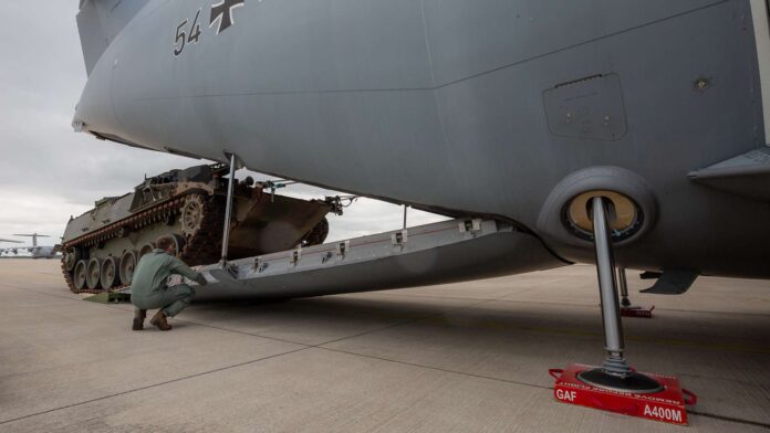 Schützenpanzer Puma bei der Verladung für den Lufttransport in einer A400M.
