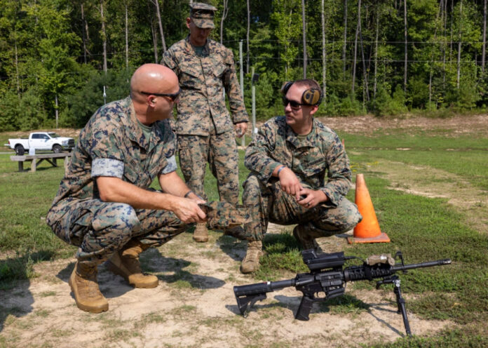 SMASH 2000L/3000 Feuerleitvisier zur Drohnenabwehr von Smartshooter auf einem M4-Gewehr des U.S. Marine Corps