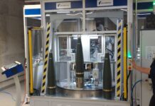 Nach dem Füllprozess wird die 155mm-Munition im Werk Niedersachsen beschriftet.
