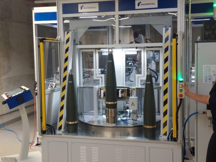 Nach dem Füllprozess wird die 155mm-Munition im Werk Niedersachsen beschriftet.