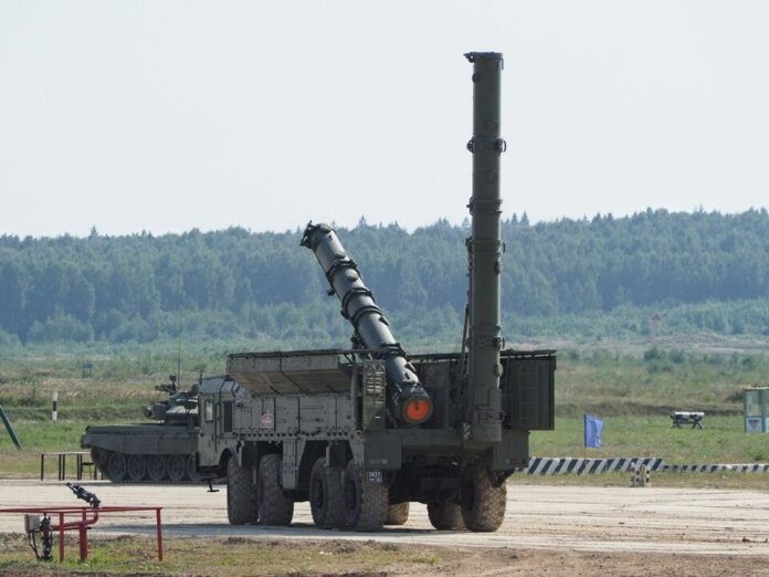 Startgerät 9P78-1 des russischen Raketensystems Iskander-K, mit dem sowohl 9M728- (im Bild) als auch die 9M729-Flugkörper verschossen werden.