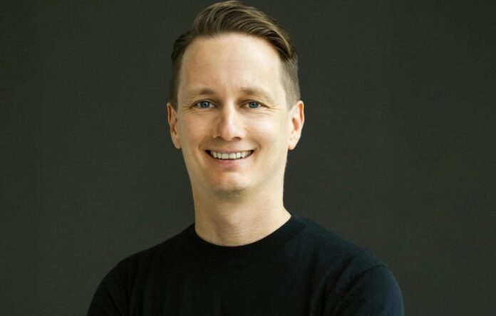 Johannes Boie, ehemaliger Chefredakteur von Welt am Sonntag und Bild, übernimmt zum 1. August die Position des Chief Marketing Officer beim Verteidigungsunternehmen Helsing.