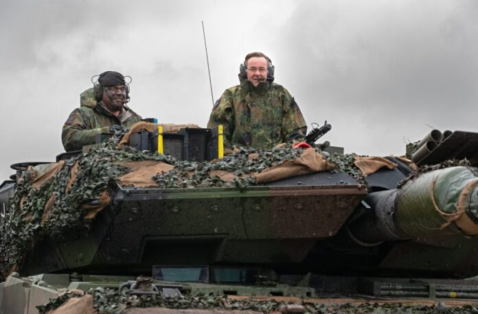 Boris Pistorius im Kampfpanzer Leopard 2 der Bundeswehr