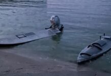 Erstes öffentliches Bild der ukrainischen Marine-Drohne Magura V1 (links). Das gekürzte Fischerboot hat ein unglaublich niedriges Profil. Es ist zusammen mit der verbesserten V2 (rechts) zu sehen.