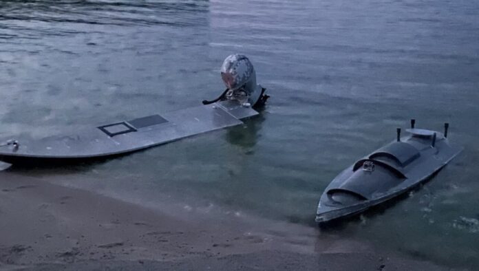 Erstes öffentliches Bild der ukrainischen Marine-Drohne Magura V1 (links). Das gekürzte Fischerboot hat ein unglaublich niedriges Profil. Es ist zusammen mit der verbesserten V2 (rechts) zu sehen.