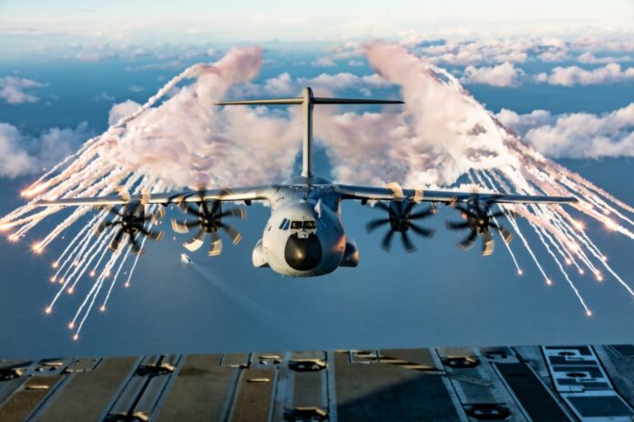 A400M Transportflugzeug mit Flares