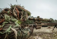 Bundeswehr-Scharfschütze mit Steiner-Zielfernrohr