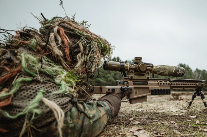 Bundeswehr-Scharfschütze mit Steiner-Zielfernrohr