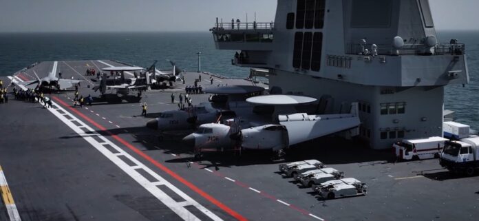 KJ-600 vor der Insel der Fujian. Auf den zwei Startpositionen am Bug erkennbar eine J-35 und J-15T.