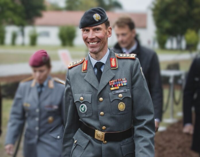 Inspekteuer des Heeres Generalleutnant Christian Freuding