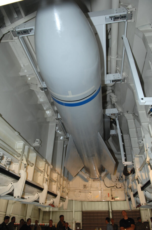 Modell des Massive Ordnance Penetrator im Bombenschacht des B-2-Waffentrainers