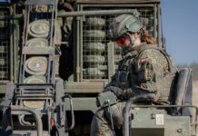 Soldatin der Bundeswehr in Kampfbekleidung