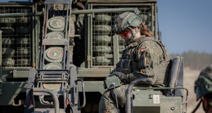 Soldatin der Bundeswehr in Kampfbekleidung
