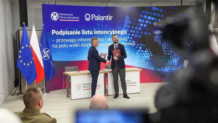 Der polnische Verteidigungsminister Wladyslaw Kosiniak-Kamysz und Palantir CEO Alex Karp haben am Montag eine umfangreiche Absichtserklärung über die Zusammenarbeit und die Entwicklung von digitalen Lösungen im Cyberraum unterzeichnet.