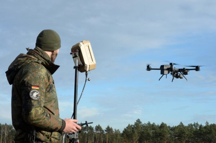 Bundeswehrsoldat mit Abfangdrohne Argus Interceptor