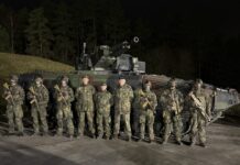 Im Rahmen eines feierlichen Übergabeappells haben Soldatinnen und Soldaten des Panzergrenadierbataillons 122 gestern Abend als erste Angehörige der Bundeswehr das neue G95-Standardsturmgewehr in der Variante G95KA1 erhalten. Damit wird die Nutzungsphase des vor rund zehn Jahren gestarteten Vorhabens eingeleitet.