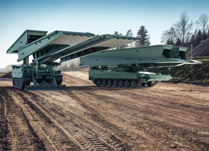 Das litauische Verteidigungsministerium hat den Münchener Panzerbauer KNDS Deutschland mit der Herstellung und Lieferung von zwölf Brückenlegepanzern Leguan beauftragt.