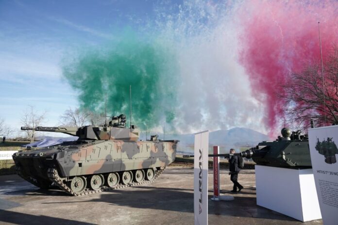 Nachdem Leonardo Rheinmetall Military Vehicles (LRMV), ein 50:50-Joint-Venture zwischen Rheinmetall und Leonardo, Anfang November 2025 mit der Lieferung des ersten Loses von 21 Schützenpanzern Lynx beauftragt wurde, hat das Unternehmen heute die ersten vier Lynx KF-41-Schützenpanzer an die italienischen Streitkräfte ausgeliefert.