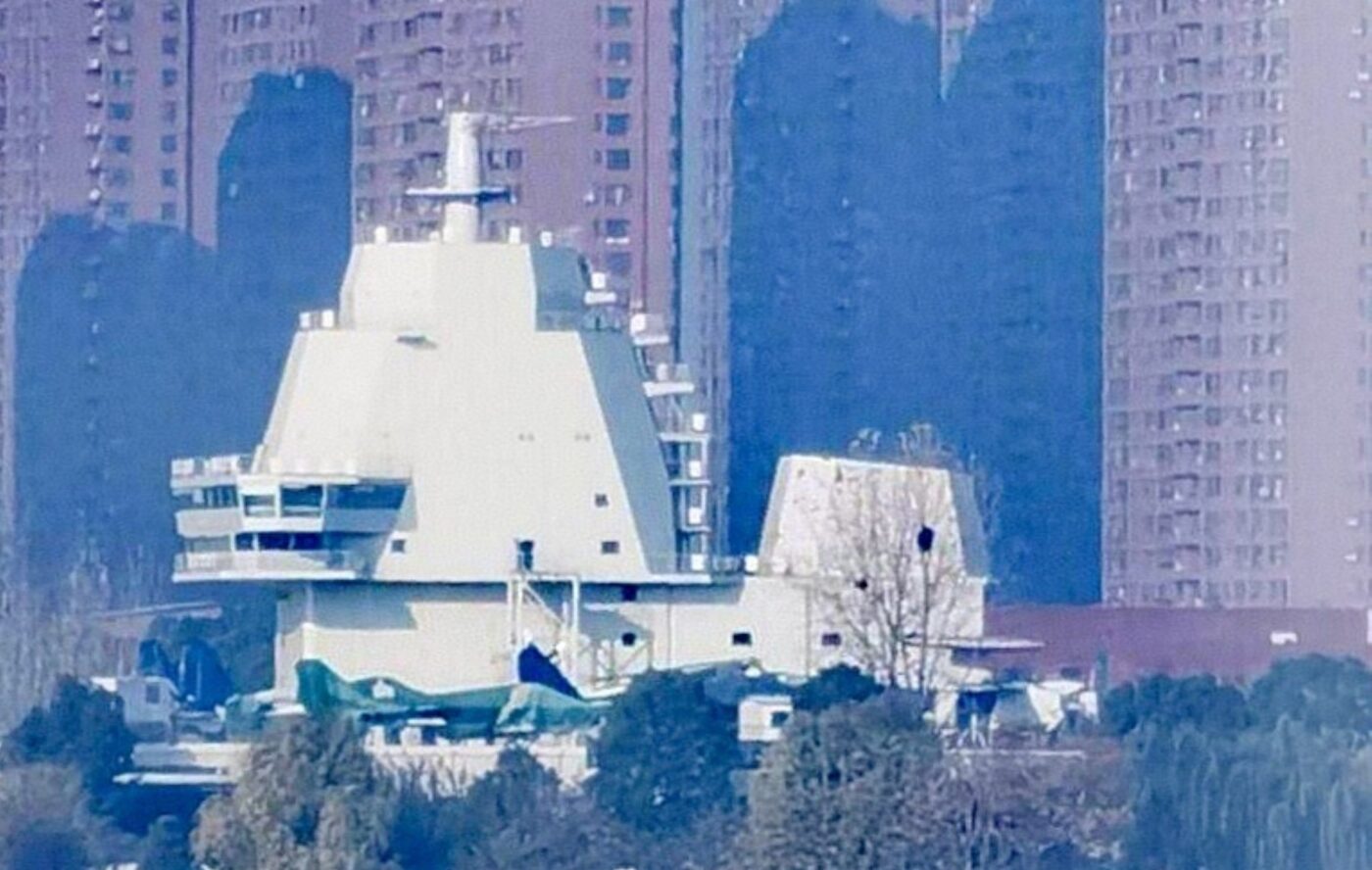 Modifizierte Insel für Flugzeugträger auf der Testinstallation in Wuhan.