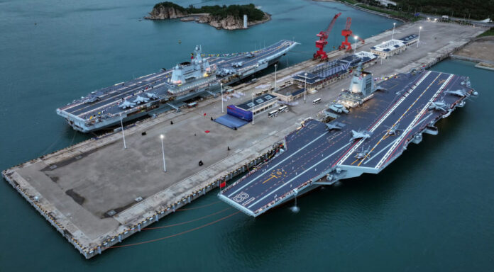 Flugzeugträger Fujian und Shandong im Flottenstützpunkt auf Hainan