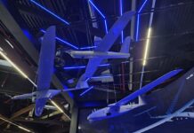 Die polnische WB GROUP präsentiert erneut ihre Lösungen einem interessierten Publikum auf der diesjähren Fachmesse Enforce Tac 2026 in Nürnberg. Wie das Unternehmen schreibt, gehören zu den gezeigten unbemannten Plattformen die Aufklärungssysteme FLYEYE und FT-5, die umfassende Loitering Munition Familie WARMATE sowie die fernbedienbaren Waffenmodule der ZMU-Reihe.
