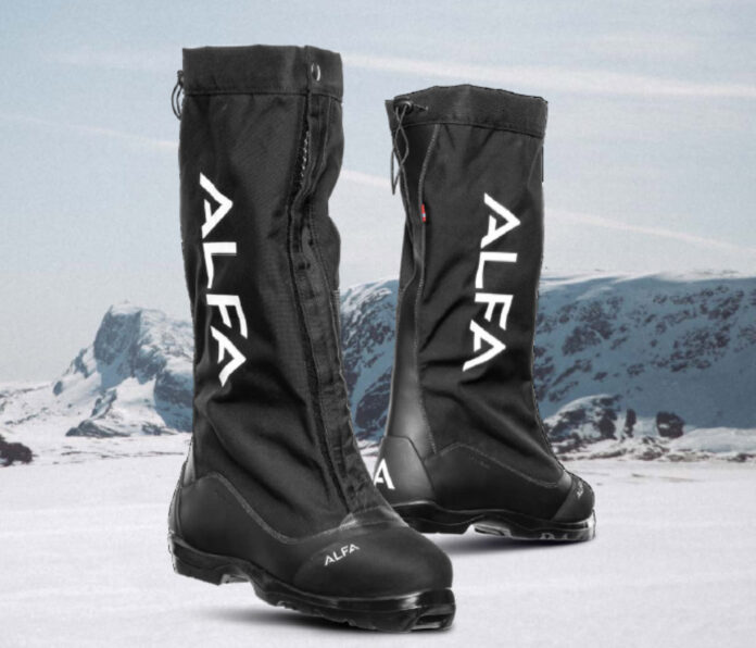 Oskar Pedersen, ein Vertriebsspezialist für Streitkräfteausrüstung aus Norwegen, hat angekündigt, im Rahmen der Ende Februar in Nürnberg stattfindenden Fachmesse Enforce Tac 2026 mit dem Alfa Ski Boot des Typs Polar A/P/S BC erstmals einen Ski-Schuh für arktische Umgebungen zeigen zu wollen, welcher jüngst von der NATO-Beschaffungsagentur NSPA (NATO Support and Procurement Agency) über einen Rahmenvertrag beschafft wurde.