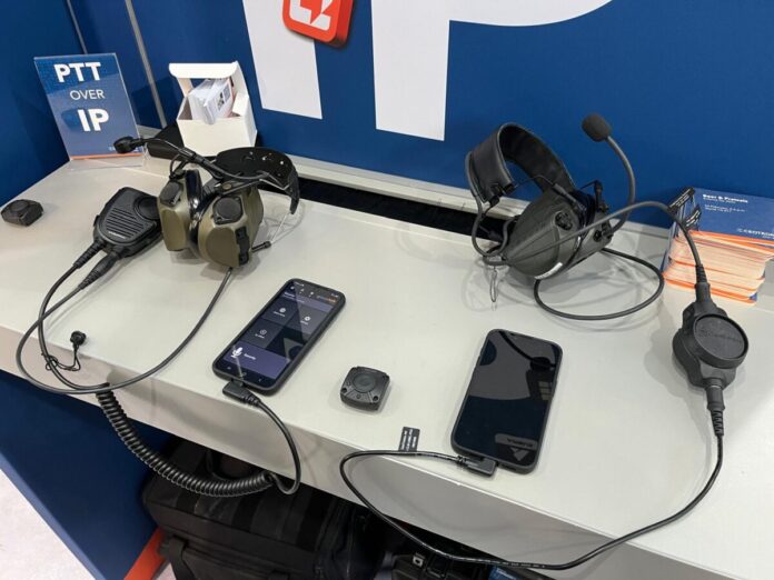 Die CEOTRONICS AG zeigt auf der derzeit in Nürnberg stattfindenden Fachmesse Enforce Tac 2026 erstmals seine PTT-Steuerungsfunktionalität für mobile Endgeräte mit der Bezeichnung „PTT over IP“.