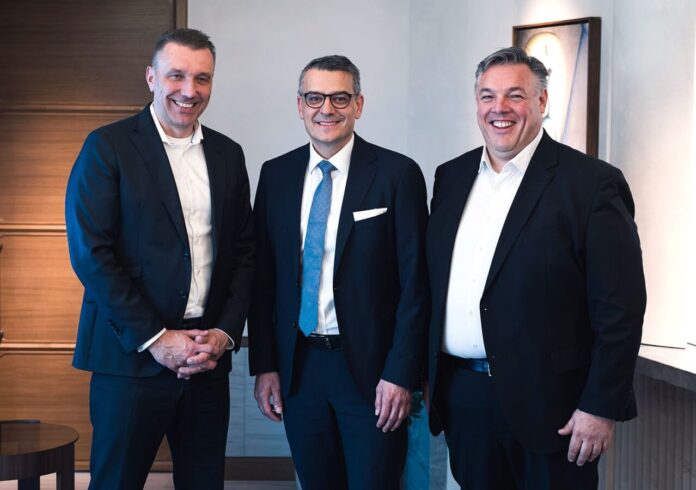 Das Sensorhaus Hensoldt und Schwarz Digits, die IT- und Digitalsparte der Schwarz Gruppe, schließen eine strategische Partnerschaft, um gemeinsam den Ausbau von Software-Defined Defence sowie souveränen, datengetriebenen Fähigkeiten für den vernetzten Einsatzraum voranzutreiben.