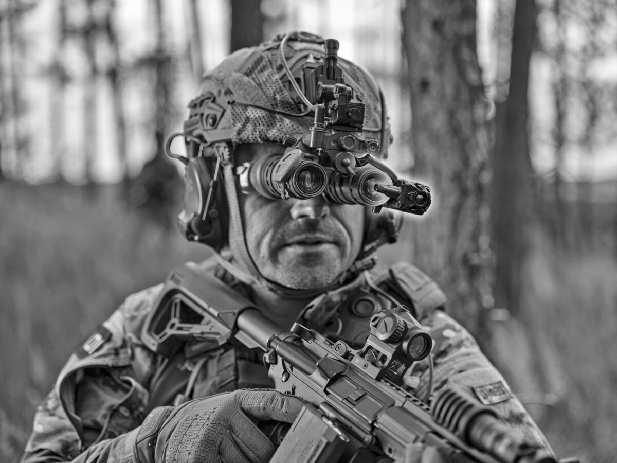 THEONs Nachtsichtbrille MIKRON mit dem Wärmebild Clip-On IRIS-C – Die erwartete Standardausstattung der Bundeswehr für die kommenden Jahre