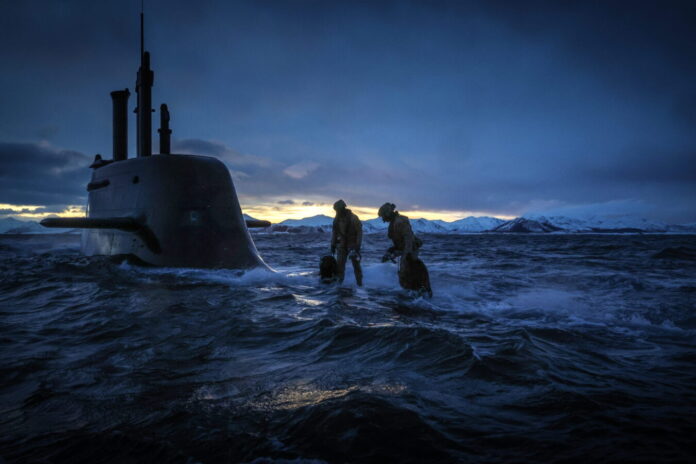 Im Vorfeld der NATO-Großübung „Cold Response 2026” infiltrierten britische Royal Marines am 3. März aus einem deutschen U-Boot des Typs 212A heraus verdeckt in den arktischen Raum.