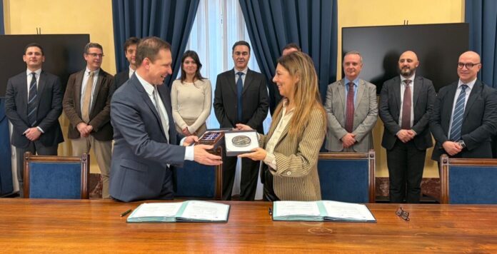 Rheinmetall und die Agenzia Industrie Difesa, ein Unternehmen des italienischen Verteidigungsministeriums, wollen hunderttausende Panzerabwehrminen des Typs MATS der italienischen Streitkräfte gemeinsam auf den kampfwertgesteigerten Rüststand MATS MK2 modernisieren.