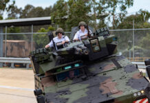 Die Bundeswehr wird nach Aussage von Verteidigungsminister Pistorius noch im März erste in Deutschland gefertigte „Schweren Waffenträger Infanterie“ erhalten, Mitte des laufenden Jahres wird dann das erste in Australien gefertigte Fahrzeug ausgeliefert.