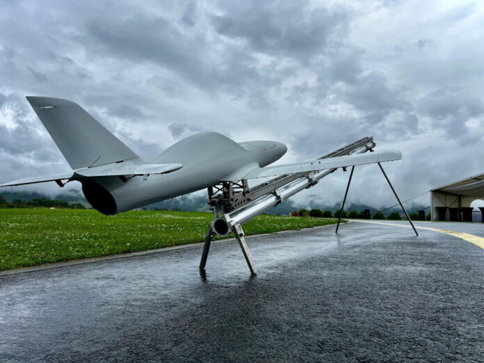 Das slowakische Technologieunternehmen AI-DEF Group arbeitet eigenen Angaben zufolge an der Entwicklung der AX2 NG, eines Loitering Munition Systems (LMS) mit Jet-Antrieb.