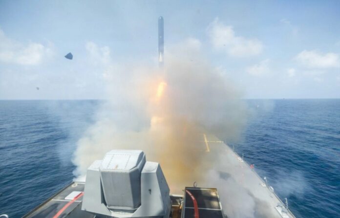 Der Lenkwaffenzerstörer der Arleigh-Burke-Klasse USS Spruance feuert im Rahmen der Operation Epic Fury eine Marschflugkörper ab.