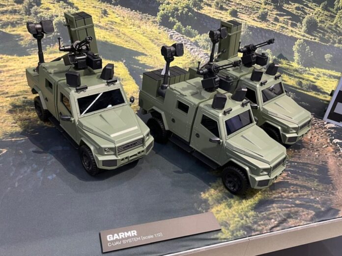Mit dem GARMR hat das deutsche Rüstungsunternehmen Diehl Defence erst jüngst eine kampfwertgesteigerte Variante des vormals unter der Bezeichnung Kinetic Defence Vehicle (KDV) geführten Drohnenabwehrfahrzeuges vorgestellt.