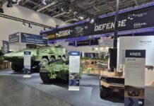 Das Münchener Landsystemhaus KNDS Deutschland präsentiert sich im Rahmen der aktuell in Düsseldorf stattfindenden Robotikmesse Xponential Europe als Systemhaus für unbemannte Bodensysteme (UGV) und stellt eine breite Palette an unterschiedlichen Mehrzweck-UGV-Plattformen sowie einen UGV-Führungsboxer vor.
