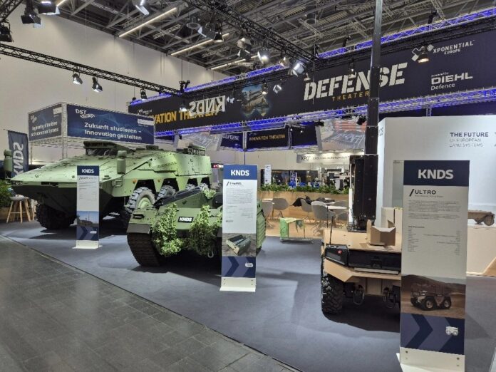 Das Münchener Landsystemhaus KNDS Deutschland präsentiert sich im Rahmen der aktuell in Düsseldorf stattfindenden Robotikmesse Xponential Europe als Systemhaus für unbemannte Bodensysteme (UGV) und stellt eine breite Palette an unterschiedlichen Mehrzweck-UGV-Plattformen sowie einen UGV-Führungsboxer vor.