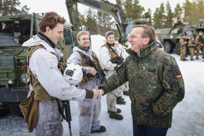 Verteidigungsminister Boris Pisorius würde die erfolgreiche militärische Kooperation mit Norwegen gerne auf den Bereich von Satelliten ausweiten.