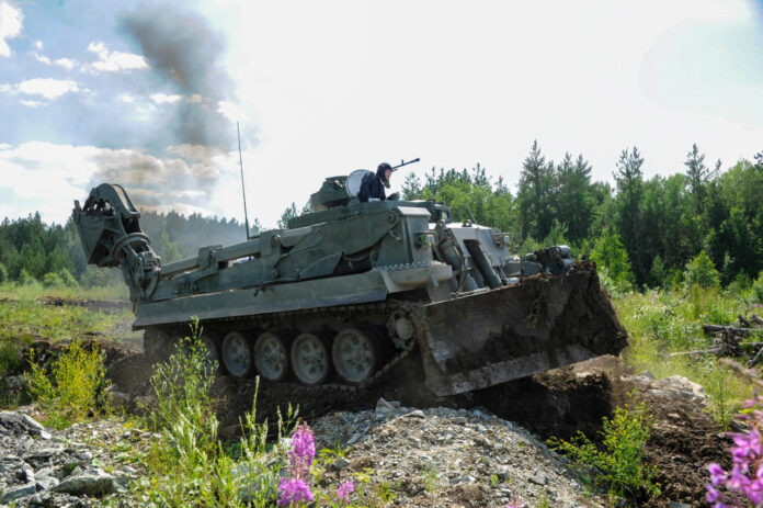 Die russischen Streitkräfte haben einen neuen, mehrrollenfähigen Pionierpanzer mit der Bezeichnung UBIM in den Dienst gestellt. Das System wurde vom Rüstungskonzern Uralwagonsawod entwickelt und soll mehrere bislang getrennte Fähigkeiten in einer auf dem T-90M basierenden Plattform bündeln.