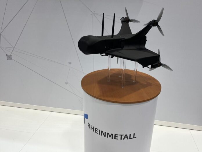 Der Düsseldorfer Rüstungskonzern Rheinmetall präsentiert im Rahmen der aktuell in Düsseldorf stattfindenden Robotikmesse Xponential Europe mit der RV-005 erstmals sein Konzept für eine C-AUS-Interceptor-Drohne, mit der feindliche Drohnen kostengünstig abgewehrt werden sollen.