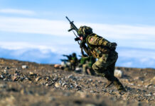 Die kanadische Verteidigungsinvestitionsagentur (DIA) hat Colt Canada, das heute zur Colt CZ Group gehört und seinen Sitz in Ontario hat, im Rahmen des Canadian Modular Assault Rifle Project (CMAR) mit der Lieferung von Sturmgewehren sowie weiteren Leistungen im Wert von umgerechnet rund 172 Millionen Euro beauftragt.