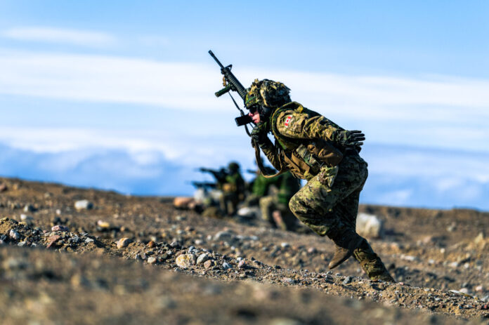 Die kanadische Verteidigungsinvestitionsagentur (DIA) hat Colt Canada, das heute zur Colt CZ Group gehört und seinen Sitz in Ontario hat, im Rahmen des Canadian Modular Assault Rifle Project (CMAR) mit der Lieferung von Sturmgewehren sowie weiteren Leistungen im Wert von umgerechnet rund 172 Millionen Euro beauftragt.