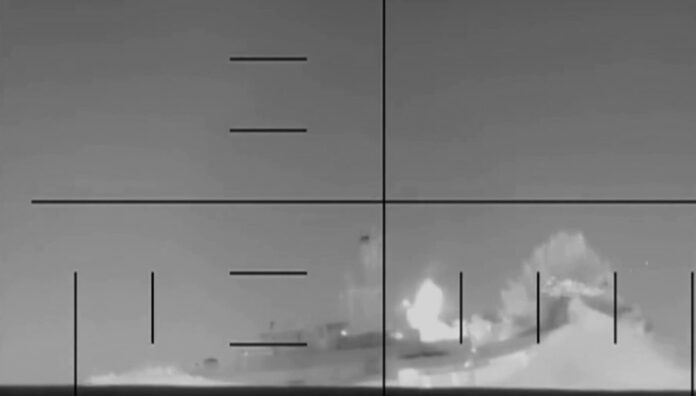 Nach Angaben des US-Kriegsministeriums hat ein U-Boot der US-Marine die iranische Fregatte IRIS Dena vor der Küste Sri Lankas versenkt. Die US-Streitkräfte veröffentlichten zudem ein Video, welches die Versenkung des Kriegsschiffes über die Periskopsicht des U-Bootes zeigt.