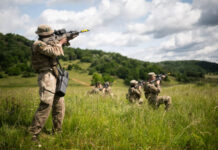 Infanteristische Drohnenabwehr: Da die Bedrohung von Streitkräften im Krieg durch Drohnen sehr unterschiedlich ist, bedarf es auch verschiedener Lösungen für die Drohnenabwehr.