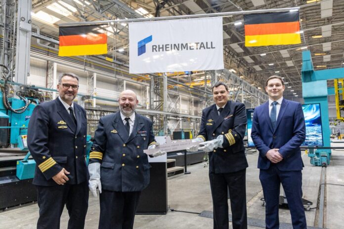 Auf der Wolgaster Peene-Werft ist heute gemeinsam mit Vertretern der Bundeswehr offiziell der erste Stahl des dritten und letzten Flottendienstbootes der Klasse 424 geschnitten worden.