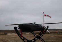 Das britische Verteidigungsministerium treibt die kurzfristige Beschaffung kostengünstiger Abfangflugkörper des Typs Skyhammer zur Abwehr von Drohnenangriffen voran.