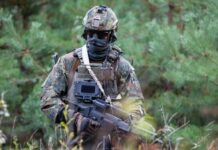 Nachdem der Haushaltsausschuss des Bundestages am 15. April die entsprechenden Mittel freigegeben hat, hat das Bundeswehr-Beschaffungsamt BAAINBw den Düsseldorfer Rüstungskonzern Rheinmetall mit der Modernisierung vorhandener und der Lieferung weiterer Soldatensysteme des Typs „Infanterist der Zukunft – Erweitertes System VJTF +“ (IdZ-ES VJTF +) beauftragt.