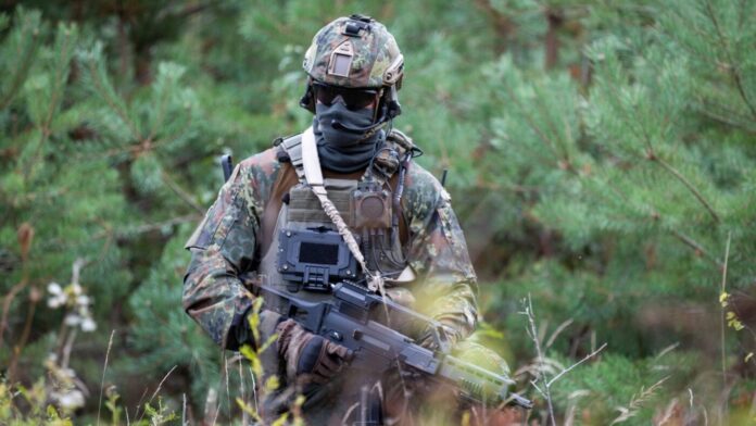 Nachdem der Haushaltsausschuss des Bundestages am 15. April die entsprechenden Mittel freigegeben hat, hat das Bundeswehr-Beschaffungsamt BAAINBw den Düsseldorfer Rüstungskonzern Rheinmetall mit der Modernisierung vorhandener und der Lieferung weiterer Soldatensysteme des Typs „Infanterist der Zukunft – Erweitertes System VJTF +“ (IdZ-ES VJTF +) beauftragt.