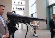 Deutschland hat heute ein Kooperationsabkommen mit der Ukraine unterzeichnet, um der Auterion Airlogix Joint Venture GmbH die Umsetzung ihres ersten Produktionsauftrags für Tausende von schweren, KI-gesteuerten autonomen Angriffsdrohnen mittlerer Reichweite zu ermöglichen.