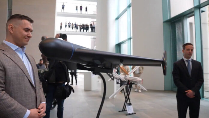 Deutschland hat heute ein Kooperationsabkommen mit der Ukraine unterzeichnet, um der Auterion Airlogix Joint Venture GmbH die Umsetzung ihres ersten Produktionsauftrags für Tausende von schweren, KI-gesteuerten autonomen Angriffsdrohnen mittlerer Reichweite zu ermöglichen.